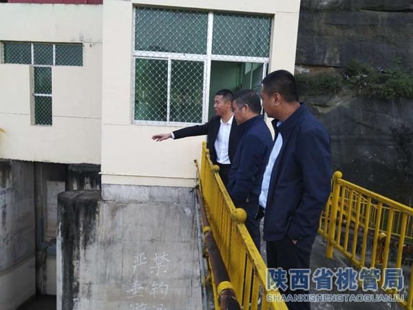 省水利厅河湖处检查组专项检查桃曲坡水库灌区水闸设施